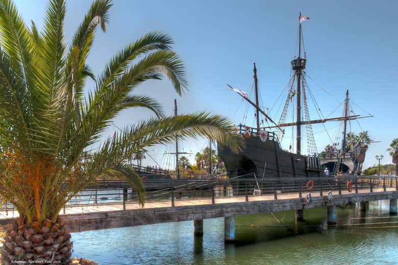 Paseo en barco al Muelle de las Carabelas
