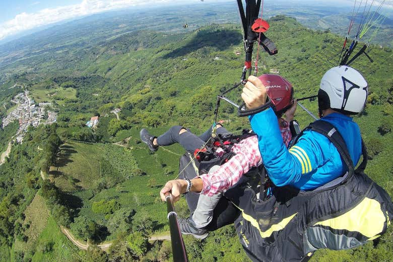 Vuelo en parapente por el Quindío