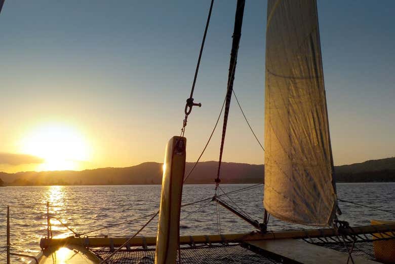 Paseo en catamarán al atardecer con snorkel
