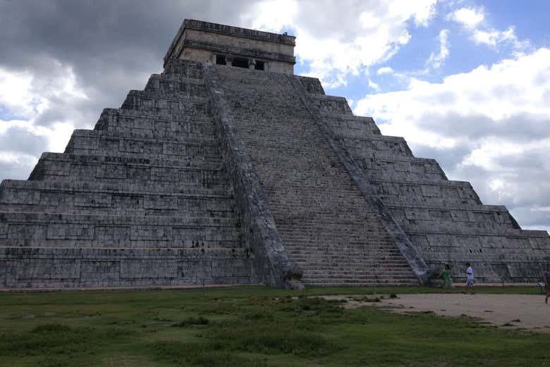 Comida buffet y espectáculo nocturno en Chichén Itzá