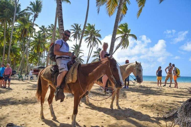 Paseo a caballo por la playa El Limón