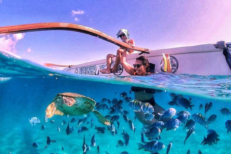 Tour en canoa polinesia por Fernando de Noronha