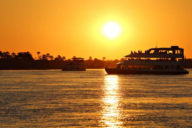 Paseo en barco al atardecer por el río Zambezi