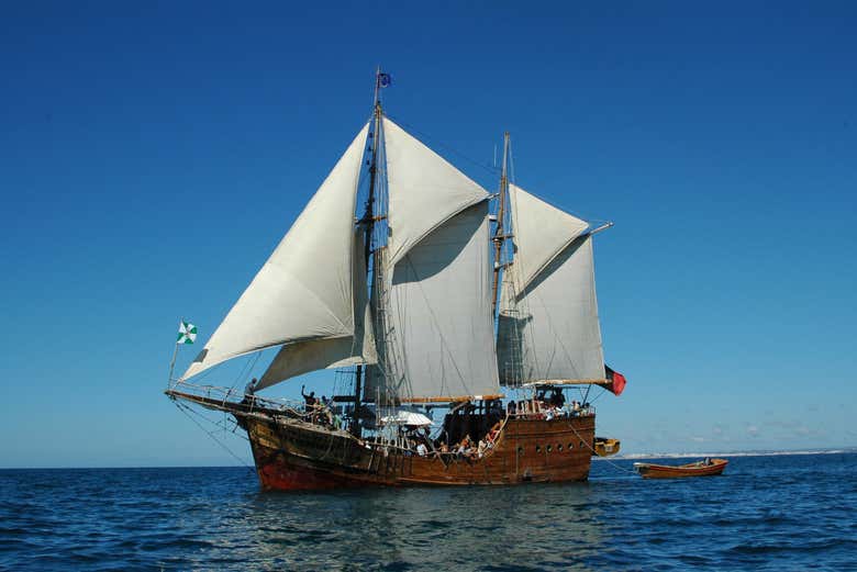 Paseo en barco pirata por las cuevas de Benagil