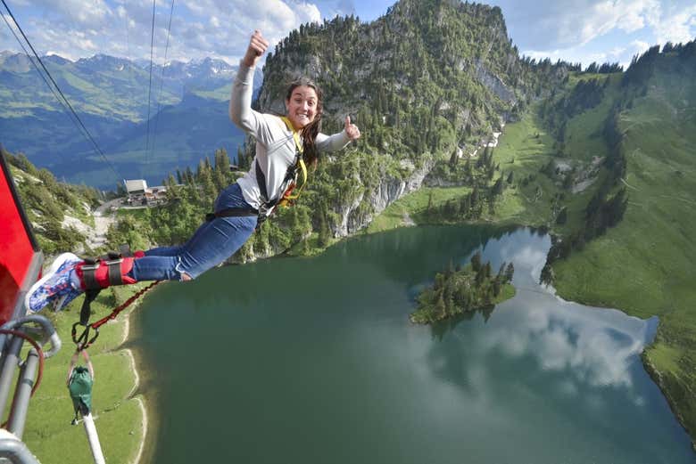 Bungee jumping en la montaña Stockhorn