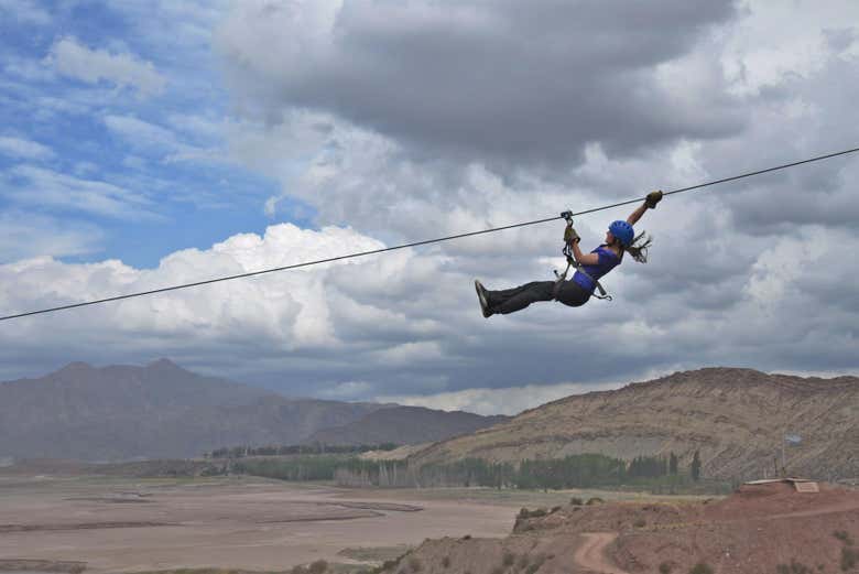 Tirolina sobre el embalse Potrerillos