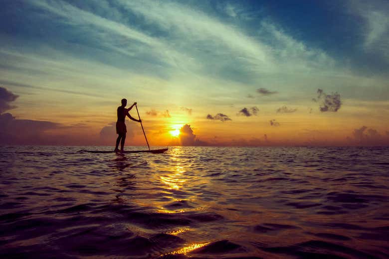 Paddle surf al atardecer