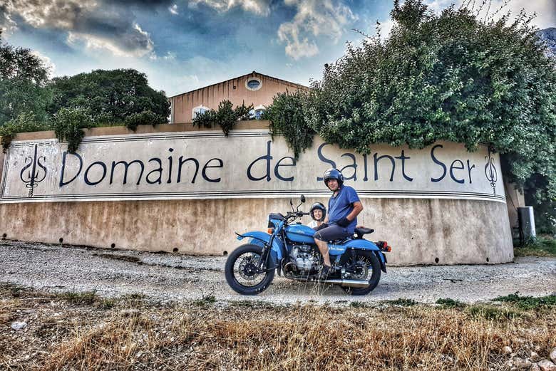 Tour privado en moto con sidecar por los viñedos y campos de lavanda