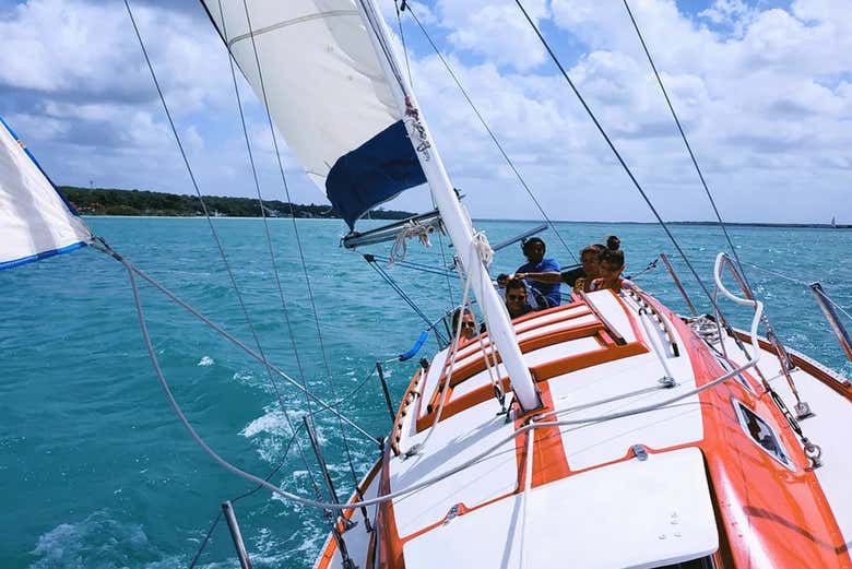 Paseo en velero privado por la laguna Bacalar