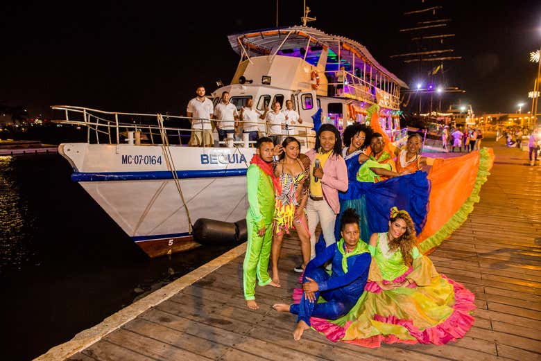 Paseo en barco con espectáculo y cena por Cartagena