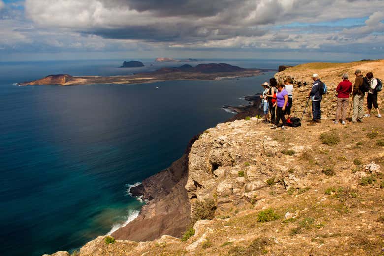 Senderismo por el Volcán de La Corona y Risco de Famara