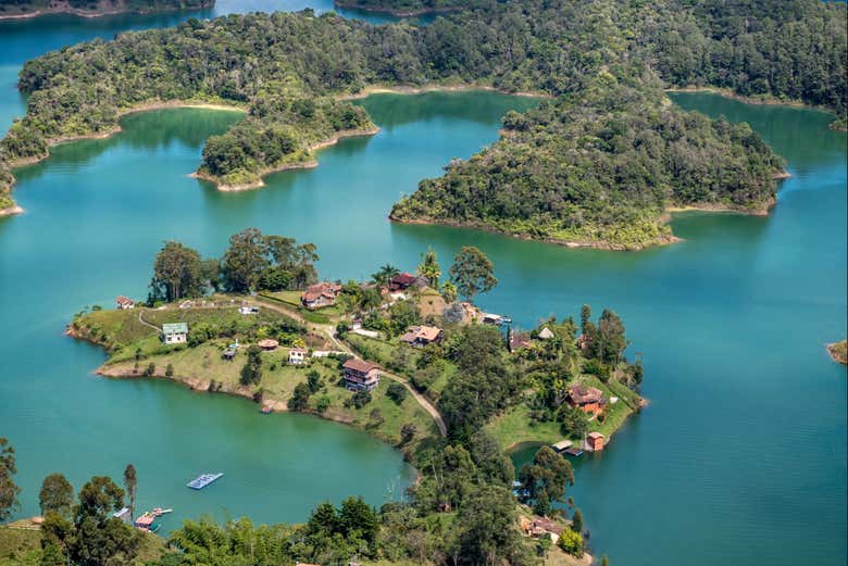 Paseo en lancha pontón por el embalse de Guatapé con barbacoa