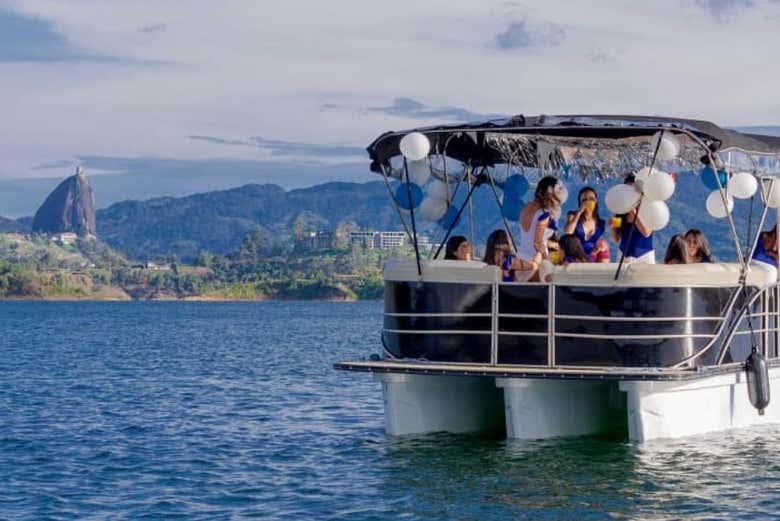 Paseo en lancha pontón por el embalse de Guatapé con barbacoa