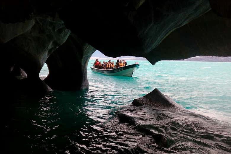 Paseo en barco por las cavernas de mármol de Puerto Sánchez