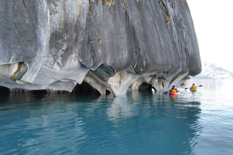 Tour en kayak por las cavernas de mármol