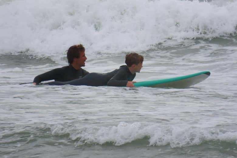 Curso de surf en la playa de Carcavelos