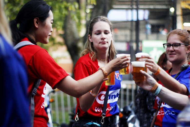 Partido de fútbol en Medellín con guía local