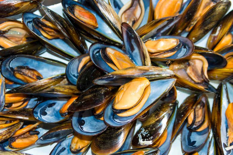 Mariscada y queimada en la ría de Arosa