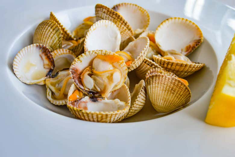 Mariscada y queimada en la ría de Arosa
