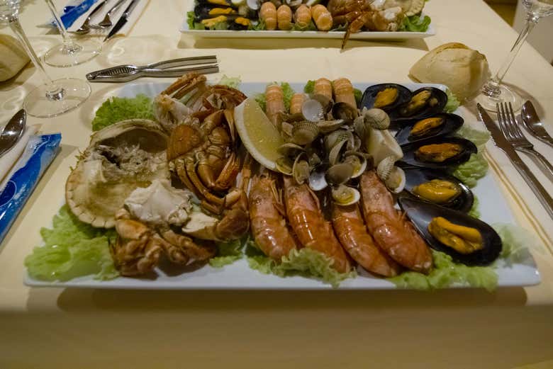 Mariscada y queimada en la ría de Arosa