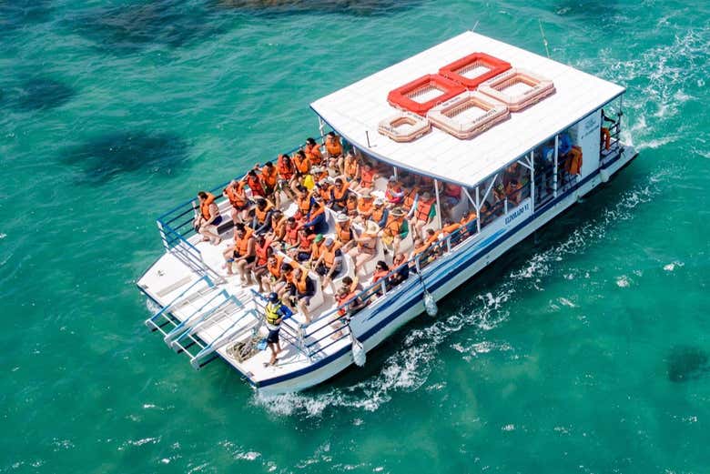 Paseo en barco con snorkel en el arrecife de Maracajaú