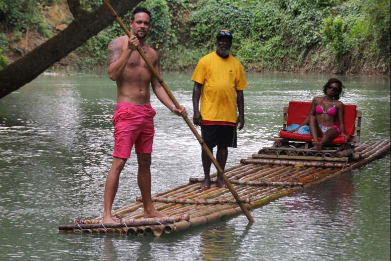 Paseo en balsa de bambú por el río Martha Brae