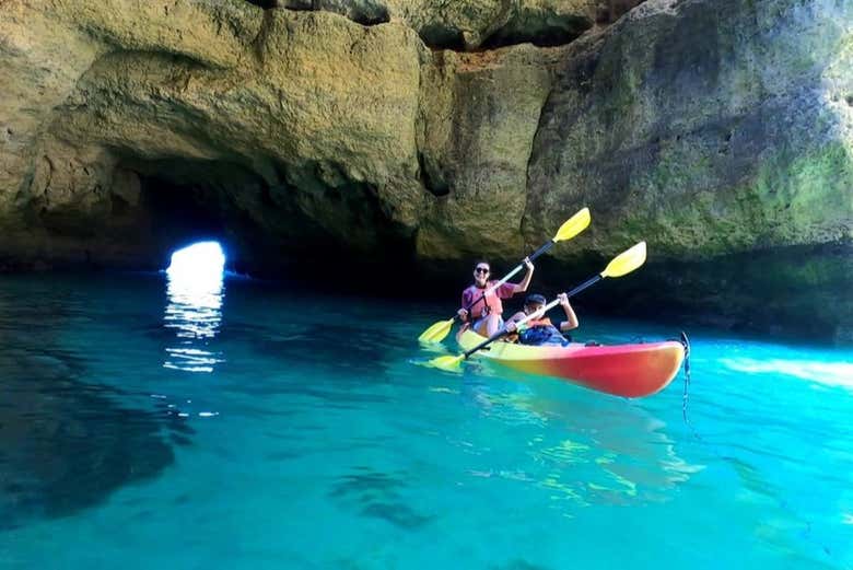 Paseo en barco + Kayak por las cuevas de Benagil