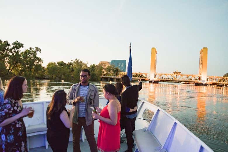 Paseo en barco al atardecer