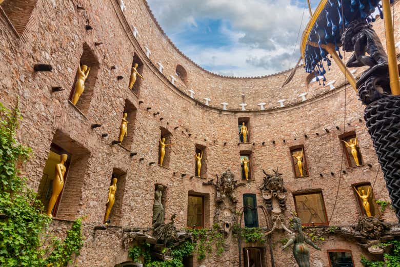 Visita guiada por el Teatro-Museo Dalí