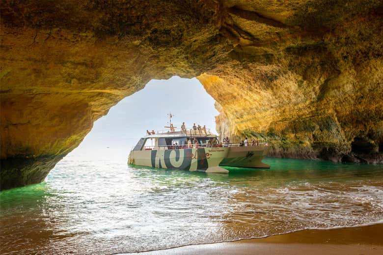 Excursión a las cuevas del Algarve en catamarán