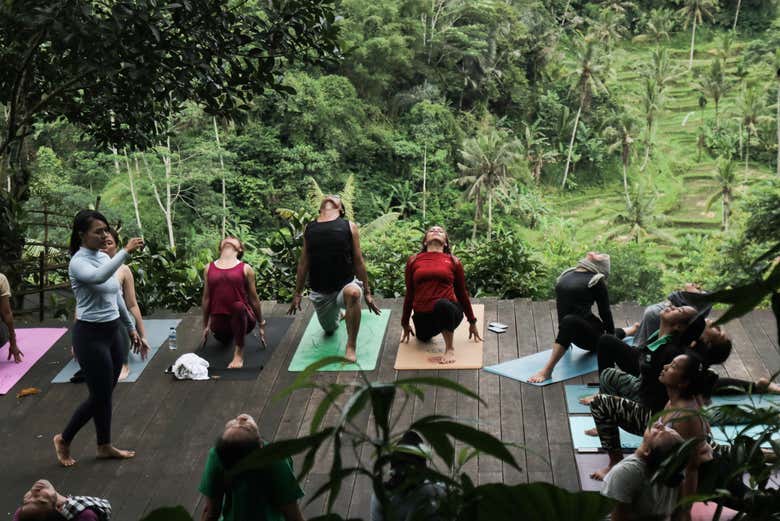 Clase de yoga en Bali