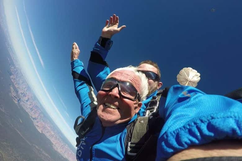 Salto en paracaídas en el Gran Cañón