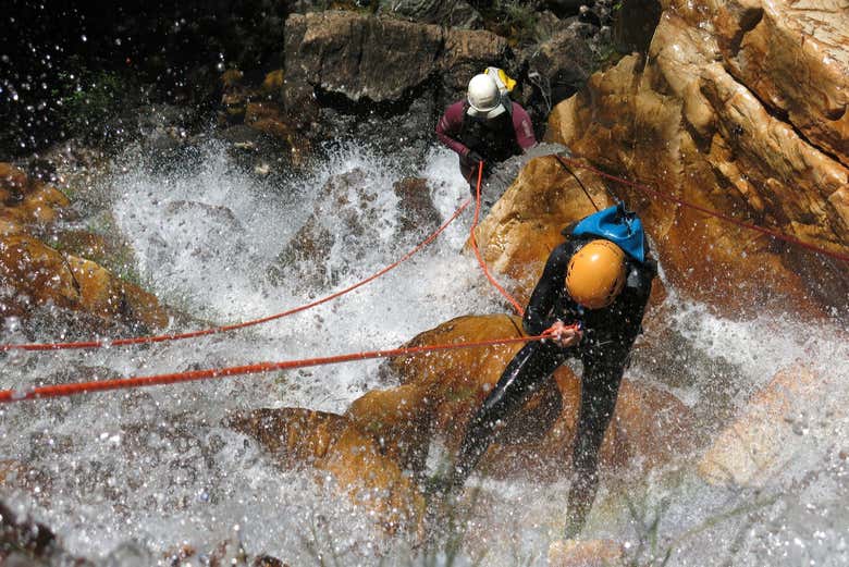 Rápel en la cascada Água Fría