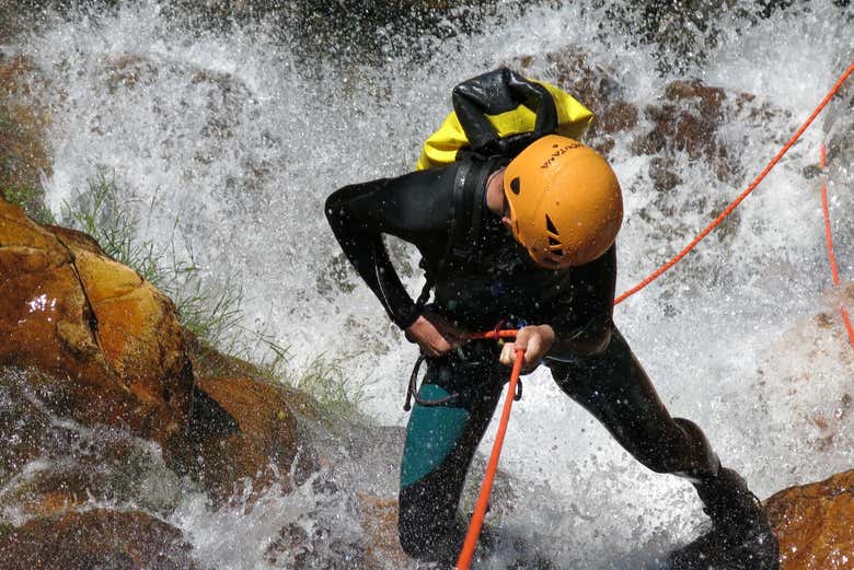 Rápel en la cascada Água Fría