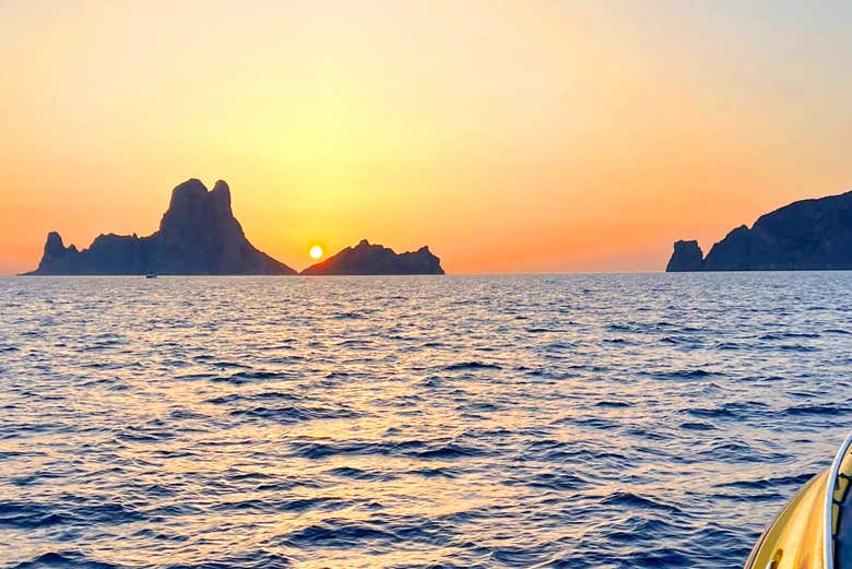 Paseo en barco al atardecer por San Antonio