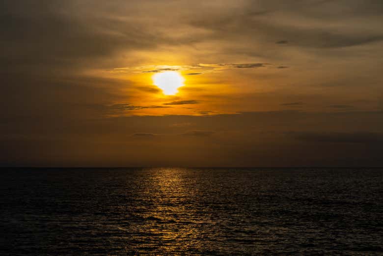 Paseo en barco pirata al atardecer