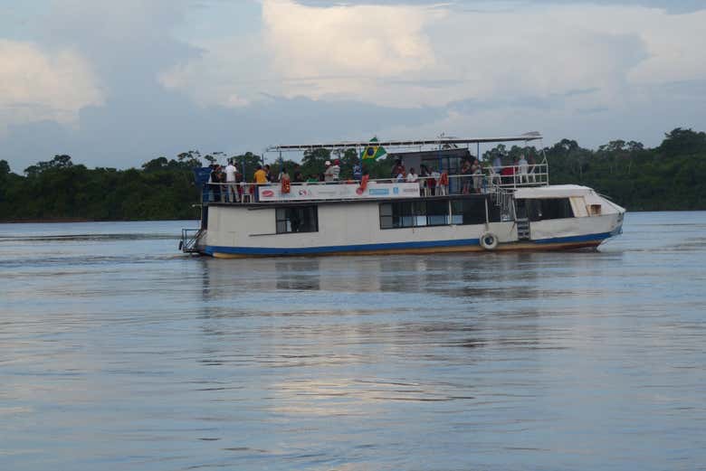 Paseo en barco al atardecer por Boa Vista