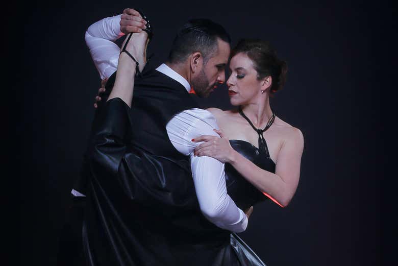 Espectáculo en Madero Tango con clase de tango