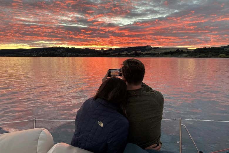 Paseo en barco al atardecer por el lago Taupo
