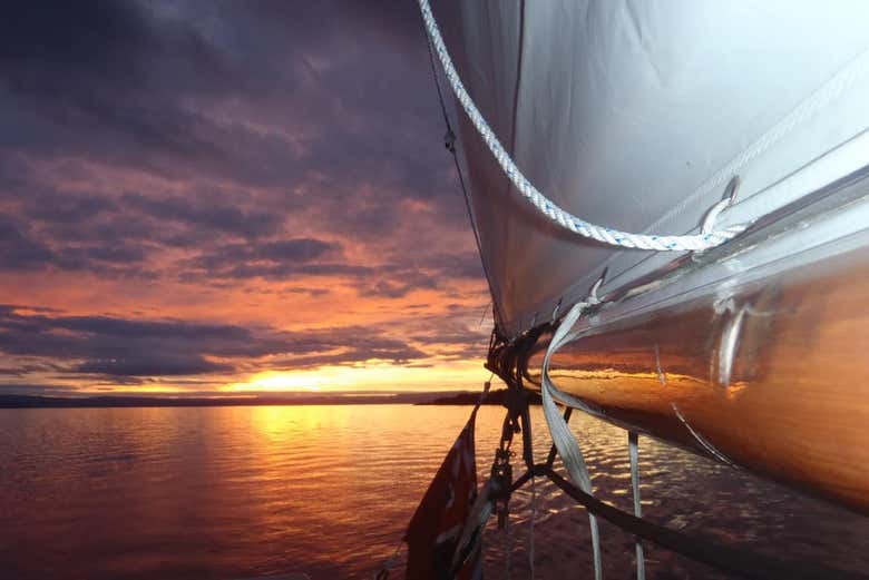 Paseo en barco al atardecer por el lago Taupo
