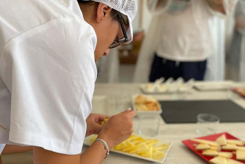 Visita a una fábrica de queso con degustación y taller
