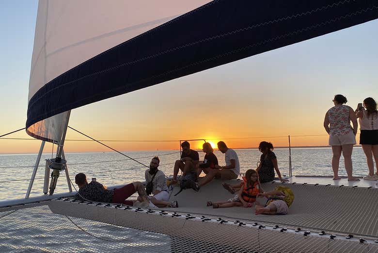 Paseo en catamarán al atardecer