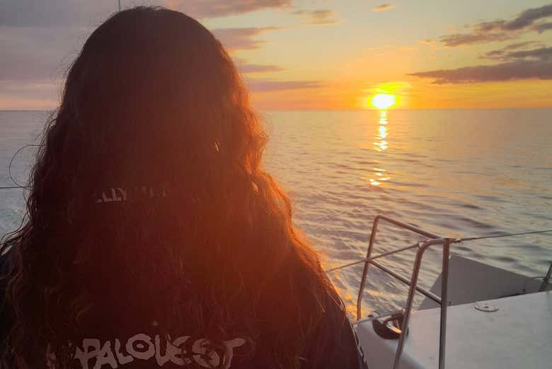 Paseo en catamarán al atardecer