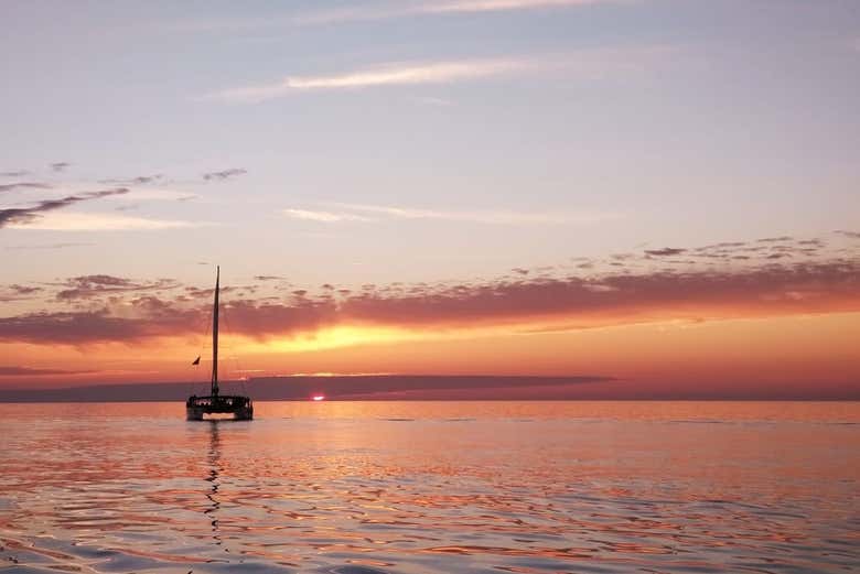 Paseo en catamarán al atardecer
