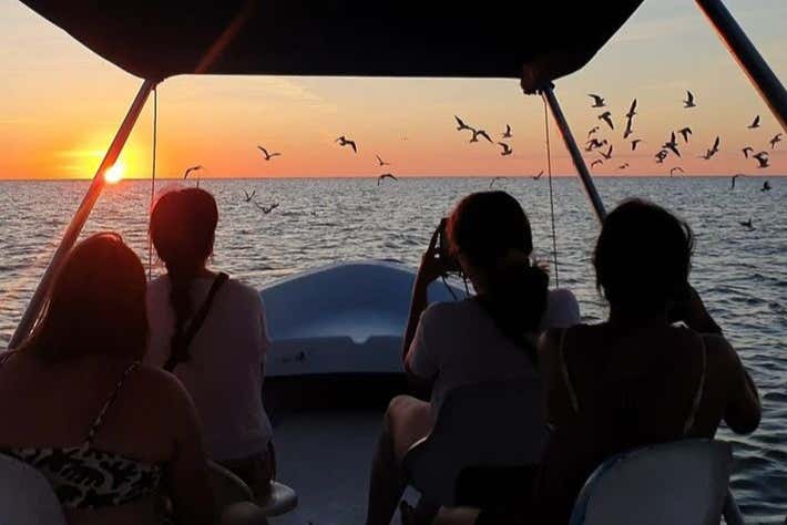 Paseo en barco al atardecer