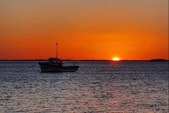 Paseo en barco al atardecer
