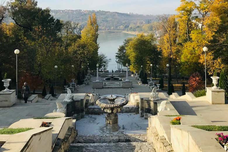 Tour por Chisináu + Visita a la bodega Mileștii Mici