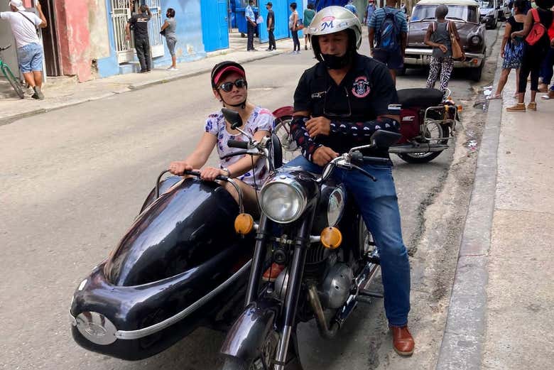Tour en moto clásica o con sidecar por La Habana