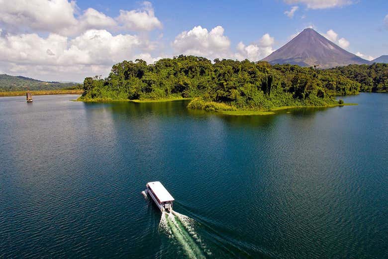 Traslado a La Fortuna + Barco por el lago Arenal