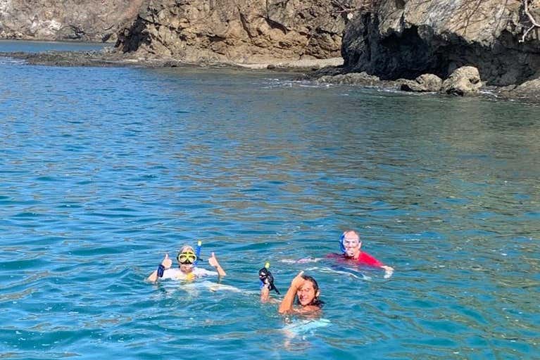 Paseo en barco y snorkel en las cuevas de Guanacaste